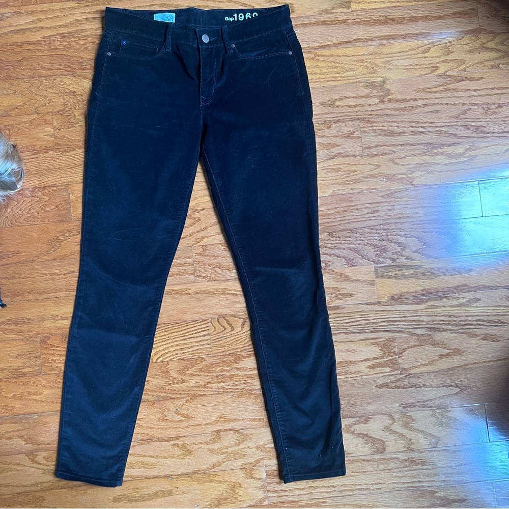 Gap woman’s 28 regular black, corduroy 1969 legging jean.